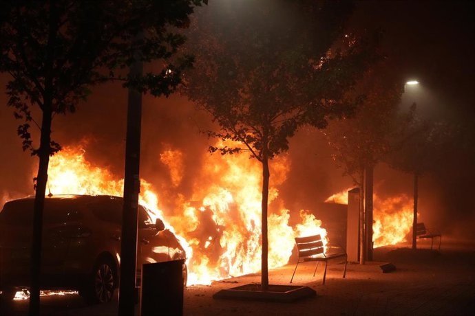 Vehículo incendiado en los altercados de Bilbao