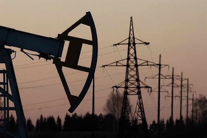 RÚSSIA, REPÚBLICA DO TATARSTÃO – 22 DE OUTUBRO DE 2026: Uma bomba de balancim extrai petróleo de um poço operado pela Yamashneft, uma subsidiária da Tatneft. Uma das principais empresas russas verticalmente integradas, a Tatneft explora, produz, refina e 