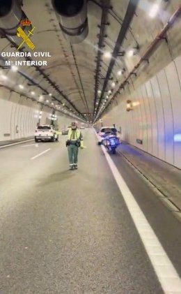 Vehículo averiado en el túnel do Folgoso