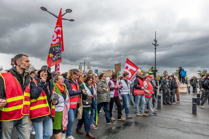 October 24, 2026, Bordeaux, Nouvelle-Aquitaine, France: In Bordeaux, the march on the second day of protests against the rising cost of living initially proceeded peacefully. At the end of the route, violent clashes broke out on the sidelines between grou