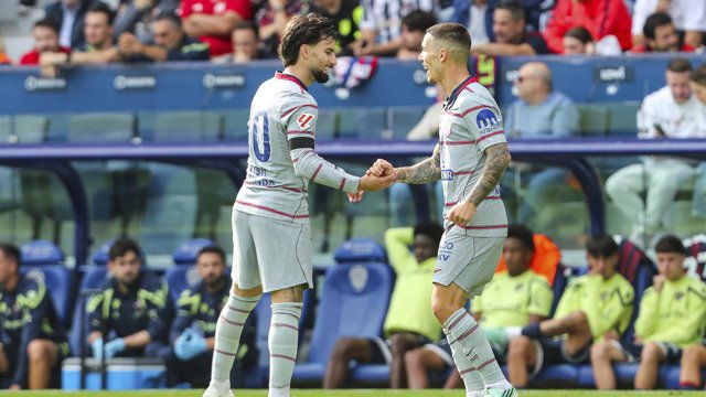 Alejandro Grimaldo y Álex Baena celebran el primer gol del Atlético de Madrid ante el Levante
