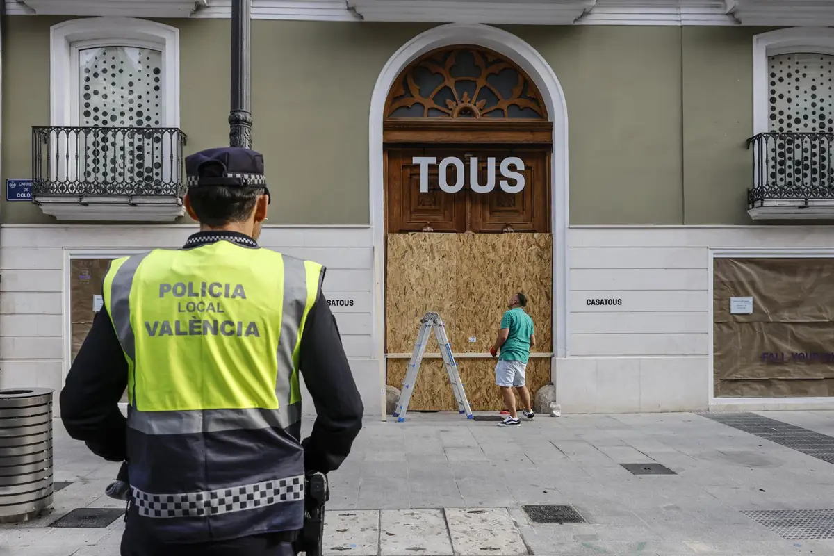 Comercios cerrados en València ante la convocatoria de disturbios del grupo Blocus. - ROBER SOLSONA