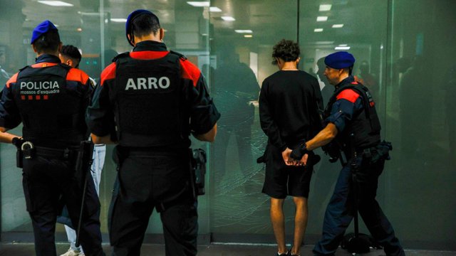 Los Mossos identifican a 2 jóvenes el 31 de octubre en Barcelona