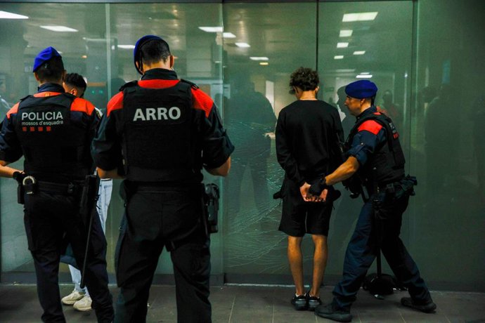 Os Mossos identificam dois jovens, em 31 de outubro de 2026, em Barcelona, na Catalunha (Espanha). Os Mossos d'Esquadra estabeleceram, a partir das 15h deste sábado, diversos pontos de controle de segurança em Barcelona para identificar pessoas que possam
