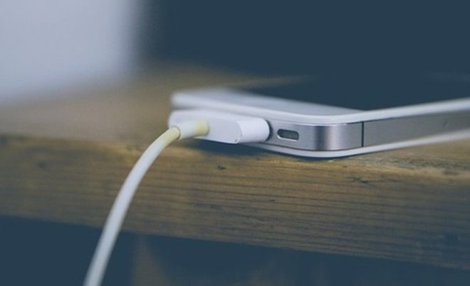 Móvil cargando la batería 